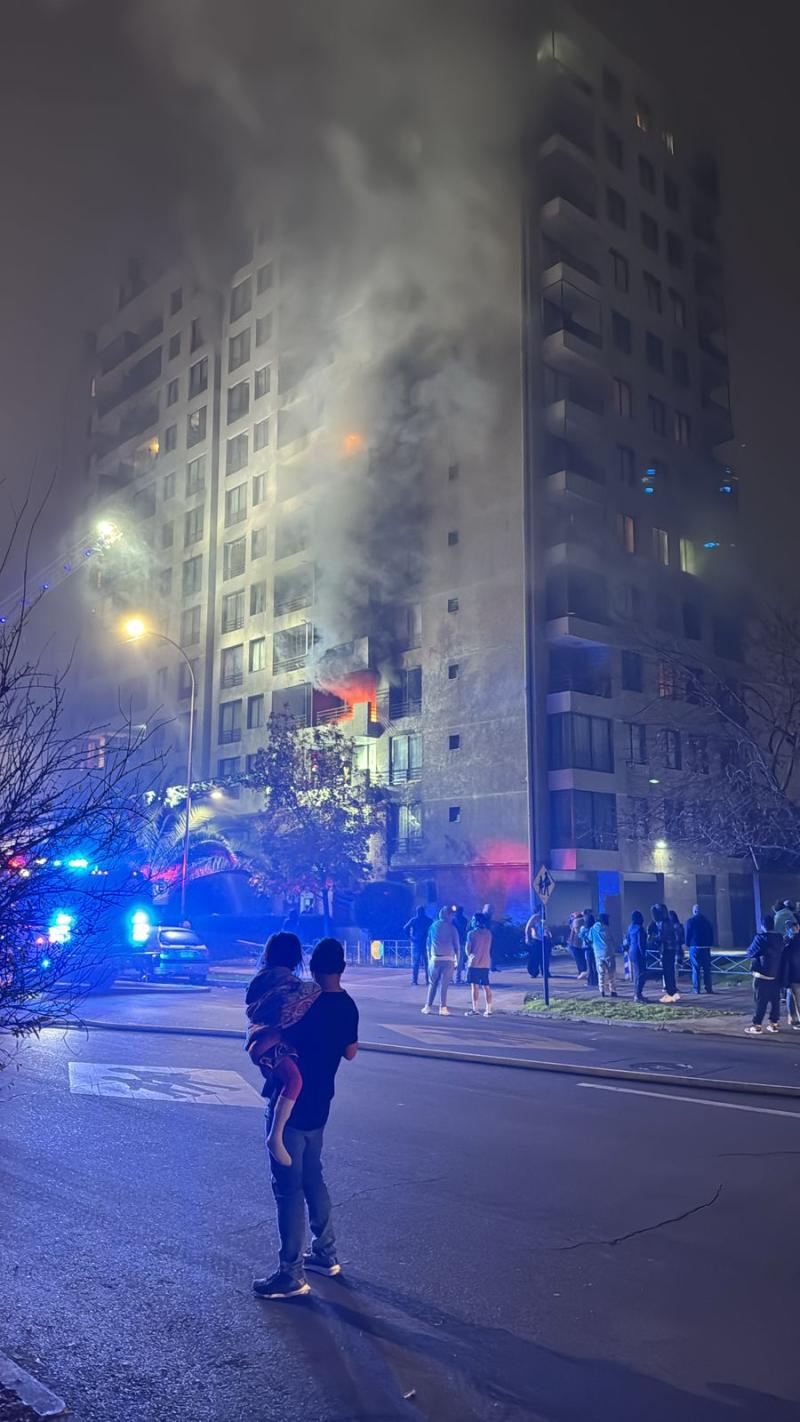 Incendio afecta departamento en Recoleta: Al menos 80 bomberos trabajan en el lugar