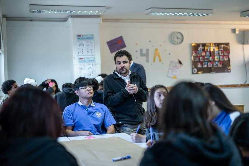 Funcionarios impartieron clases en colegio de Huechuraba