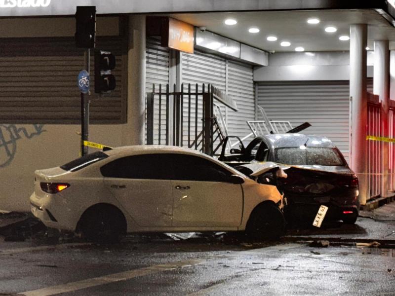 T13 - Delincuentes disfrazados de carabineros colisionaron contra sucursal bancaria intentando escapar
