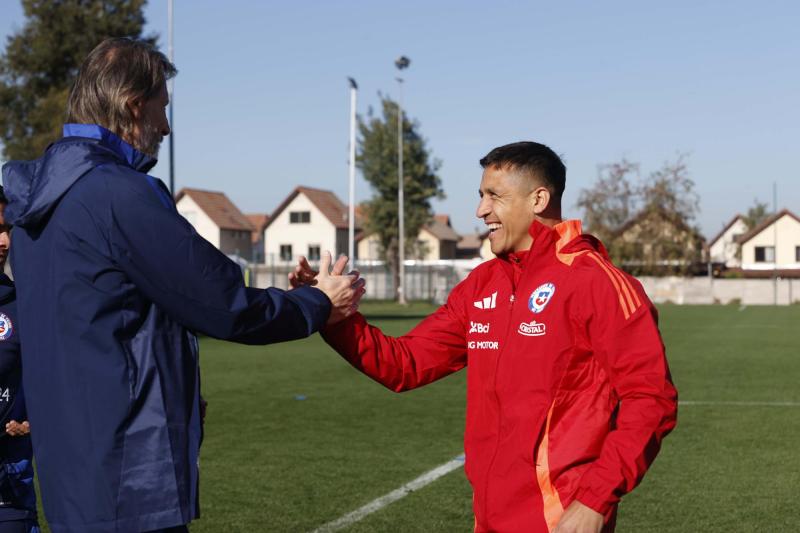 Reencuentro de Alexis Sánchez con Ricardo Gareca en La Roja - Créditos: Francisco Mendoza – Comunicaciones FFCh