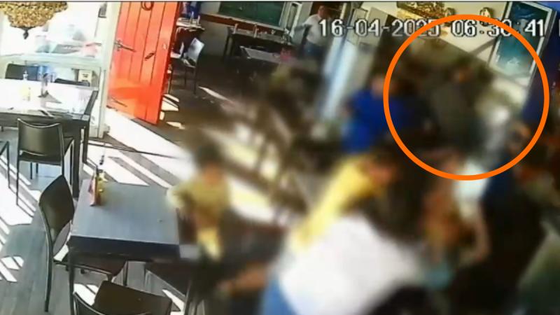 Mujer reclamó por comportamiento de niño en restaurante y fue agredida - La tarde es nuestra