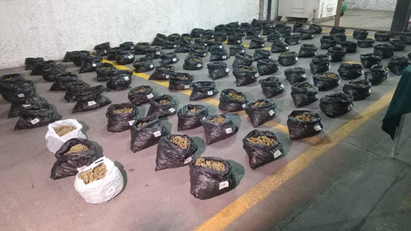 Carabineros incauta más de 110 kilos de marihuana: Droga estaba oculta en camioneta en subterráneo
