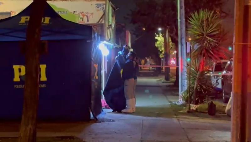 Encuentra a hombre fallecido en vía pública en Estación Central: No descartan narcotráfico