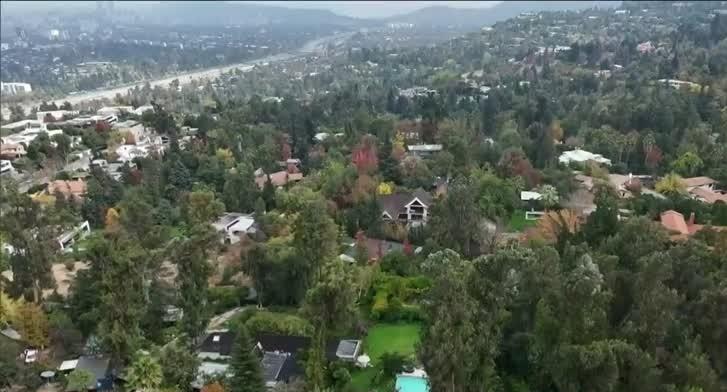 Quién es el hombre que se habría tomado una mansión en Vitacura: Vecinos denuncian fiestas swinger y venta de drogas - Reportajes T13