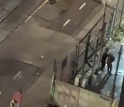 Detienen a menores de edad que robaron Mercedes-Benz: Intentaron esconderse en automotora