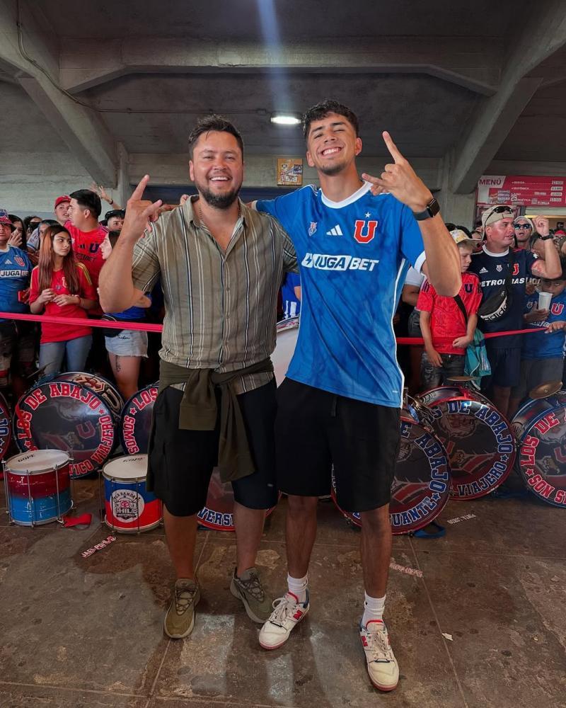 Waldo Ponce junto a su hijo Doménico Ponce alentando a U de Chile - Créditos: Instagram @waldo_ponce