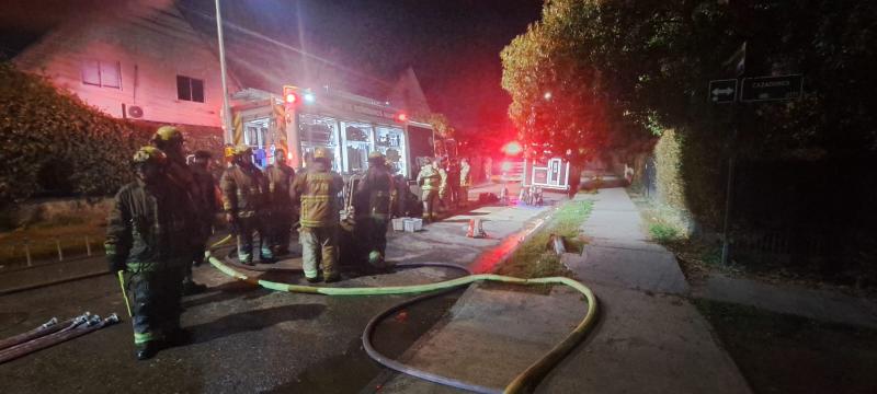 Incendio estructural en Maipú deja una persona fallecida y al menos tres viviendas afectadas