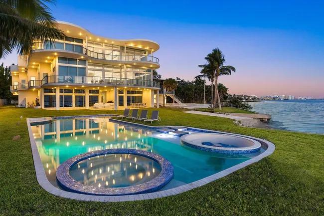 Exp Realty - La lujosa mansión de 'Chino' Ríos y Paula Pavic