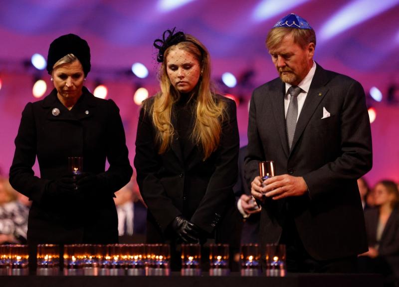 AFP - Princesa Amalia de Países Bajos con sus padres en enero de 2025