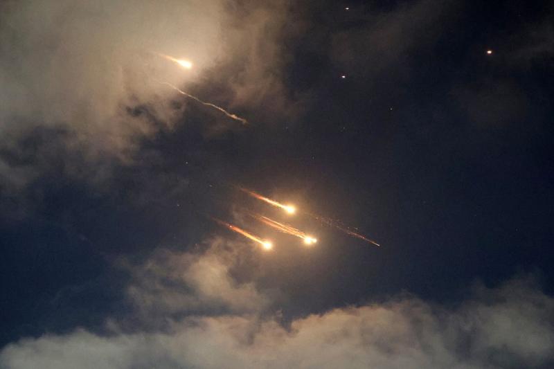 Canciller de Irán rechaza llamados a la "moderación" y Netanyahu envía mensaje a iraníes