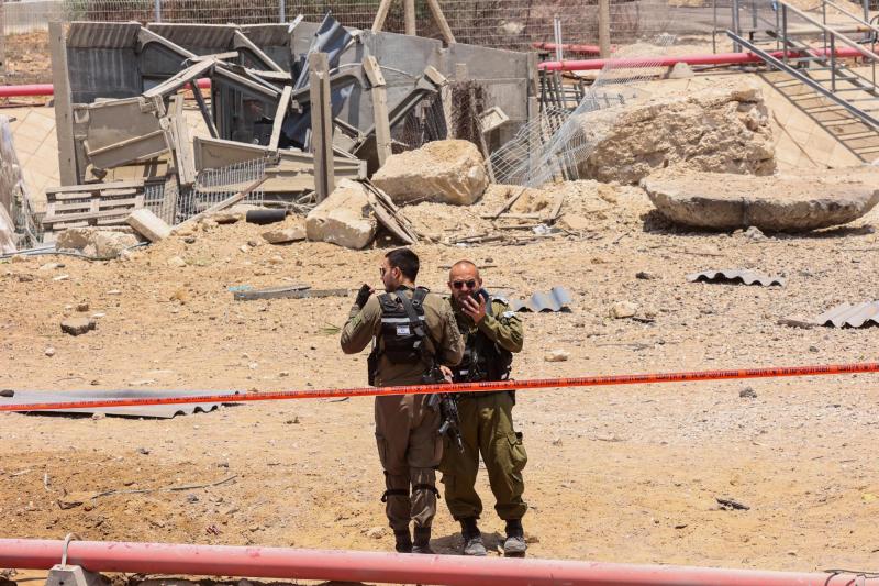 AFP - El área de impacto de un misil de Irán en la ciudad de Ashdod, en Israel