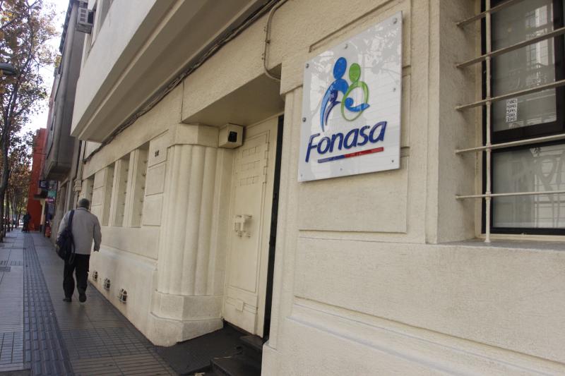 Declaran desierta la licitación de Fonasa para seguro complementario - Agencia Uno