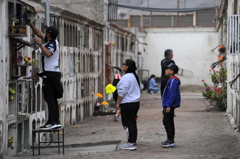 Agencia Uno (referencial) - La intensa búsqueda de una nieta para hallar restos de su abuelo que se perdieron en cementerio de La Serena