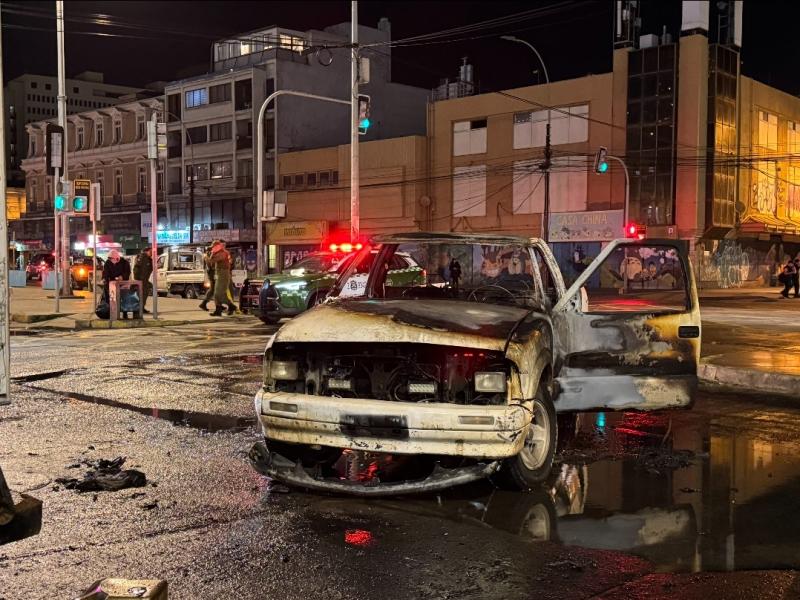 Agencia Uno - Delincuentes realizan violento asalto en tienda de Valparaíso: retuvieron a clientes, quemaron autos y lanzaron miguelitos