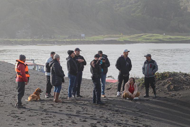 T13 - "Es de mi familiar, de mi primo...": Confirman hallazgo de ropa de uno de los pescadores desaparecidos en San Pedro de la Paz | Agencia UNO