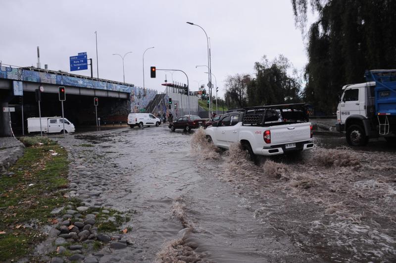 Agencia Uno - Inundaciones en distintos puntos de Santiago por sistema frontal. En La Florida una mujer resultó electrocutada.