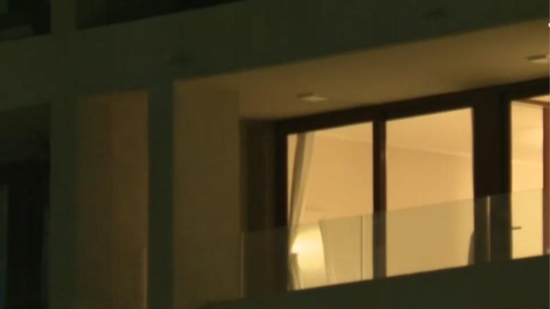 T13 - Ciudadano venezolano apuñalado al interior de su departamento por escort chileno