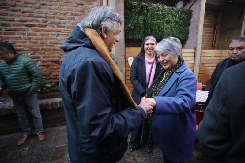 Aton- Lautaro Carmona junto a Jeannette Jara