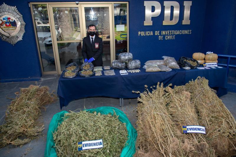 Aton - Detienen en Chillán a cinco funcionarios públicos por ocultar y vender droga que debían destruir