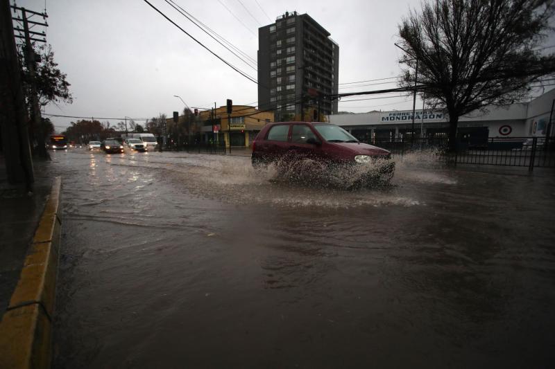 La multa que podrías recibir por mojar a un peatón - Aton