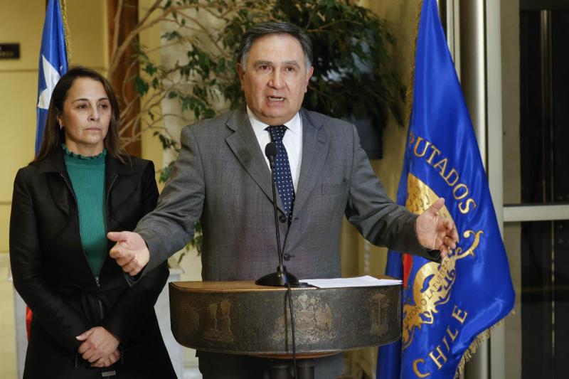 Aton- Miguel Mellado, jefe de la bancada, y Carla Morales son dos de los diputados que piden la salida de Baradit