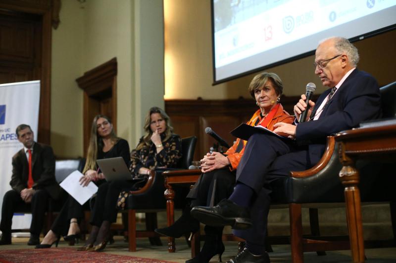 Aton- Evelyn Matthei participó de seminario de Clapes UC