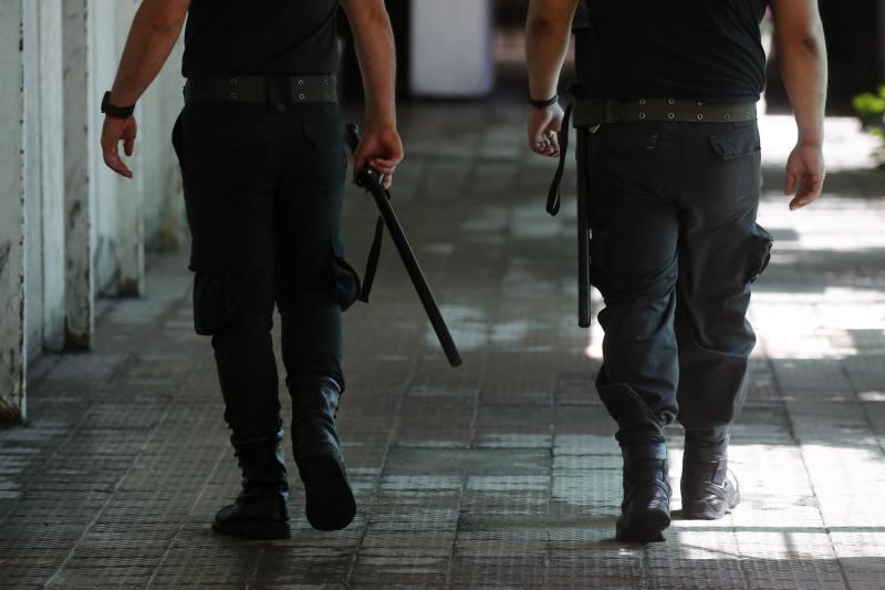 Aton - Cuatro gendarmes bajo sumario por vender completos a reos de cárcel de Punta Arenas: cobraban el doble de valor normal