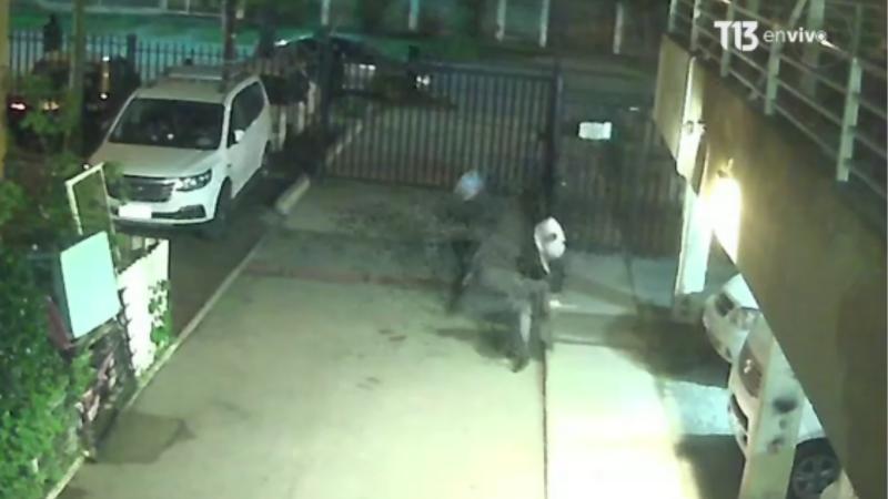 T13 - Violenta balacera en Conchalí: Desconocidos dispararon más de 40 veces contra departamento