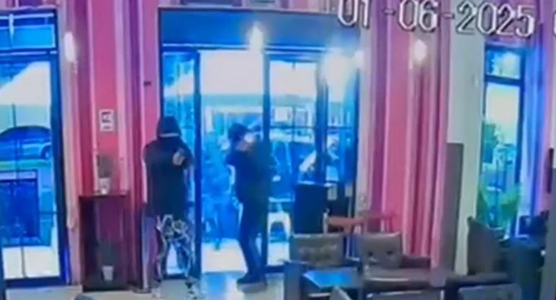 T13 - Ataque armado contra local con 60 clientes escondidos en su interior: Esto se sabe del tiroteo en bar de Barrio Brasil | Captura de video