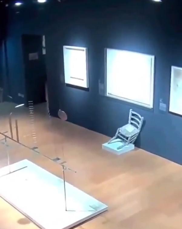 T13 - Irresponsable turista se sienta en silla "Van Gogh" y rompe obra de arte cubierta en cristales Swarovski | Captura de video