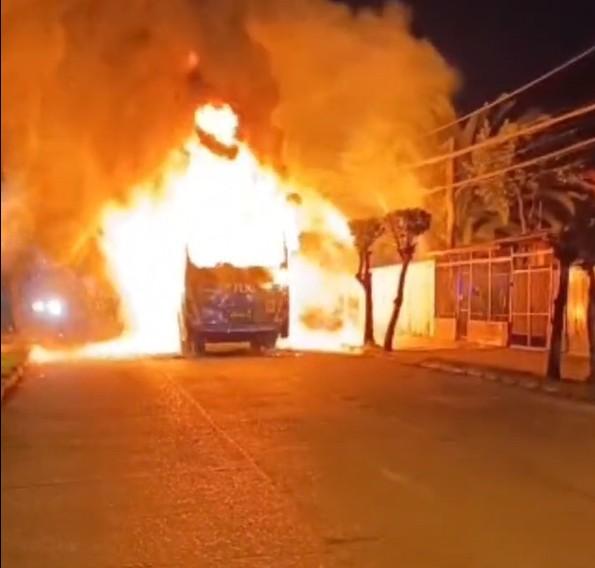T13 - Ataque en Conchalí: Cerca de 20 encapuchados detienen e incendian bus RED en plena vía pública | Captura de video