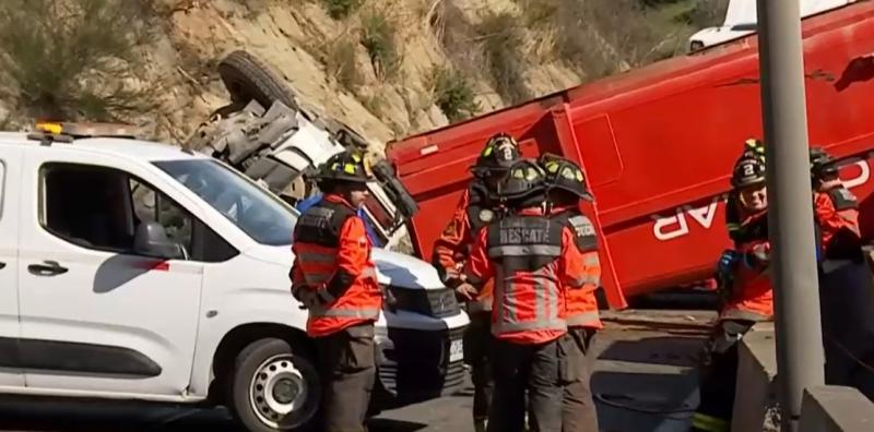 Captura T13 - Revelan nuevos antecedentes de fatal volcamiento en Ruta Las Palmas: Hay un segundo vehículo involucrado
