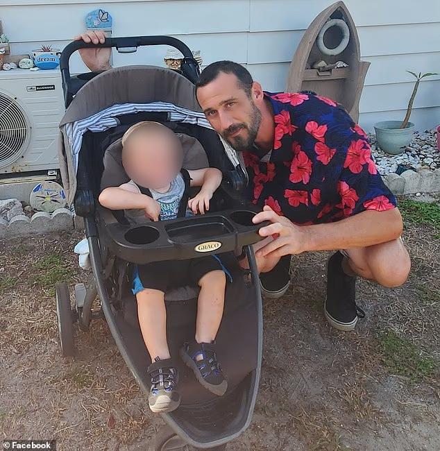 Niño muere tras ser olvidado dentro de un auto por su padre: Fue a un bar y a cortarse el pelo - RRSS