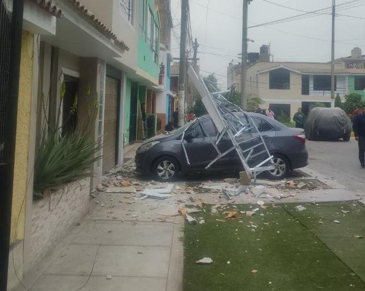 T13 - VIDEO | "Cuidado... tranquilos todos": El momento exacto en que fuerte sismo 6.1 detiene partido de fútbol en Perú | RRSS