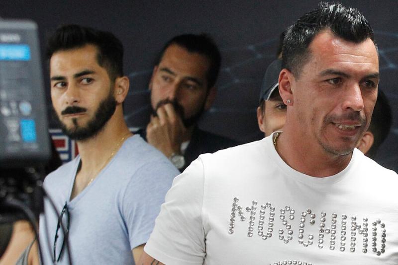 Aton - Esteban Paredes y Johnny Herrera