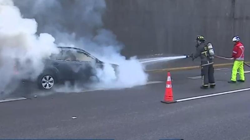 Canal 13 - Auto se incendia en plena autopista Costanera Norte