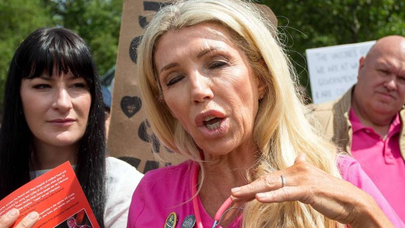 @SebastianShemi - Kate Shemirani, madre de la joven que murió de cáncer tras rechazar quimioterapia