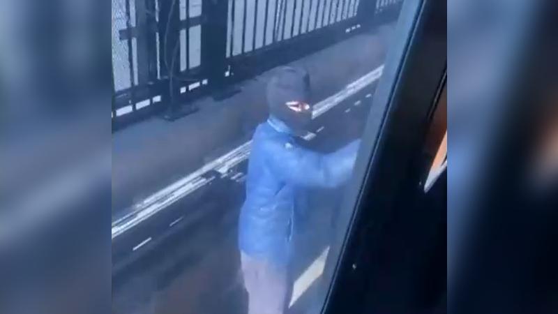 Encapuchados rayan tren del Metro de Santiago