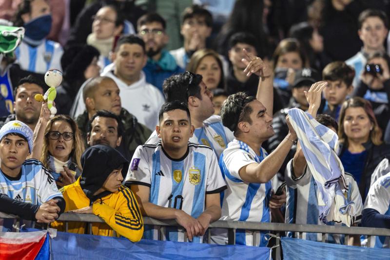 Photosport - Chilenos asistieron al estadio a apoyar a Argentina contra La Roja