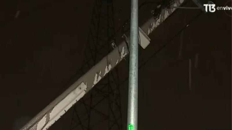 T13 - Poste con riesgo de caída en avenida Quilín con Vicuña Mackenna provoca corte de tránsito y semáforos apagados
