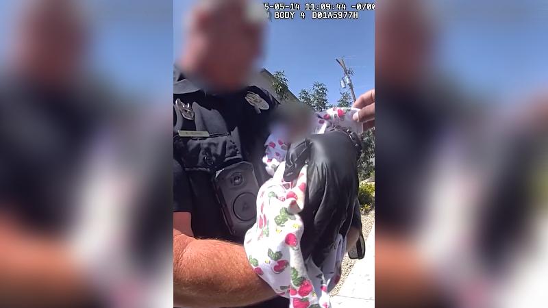 Facebook/PhoenixPolice - Rescatan a bebé que estaba sólo tras la muerte de su madre