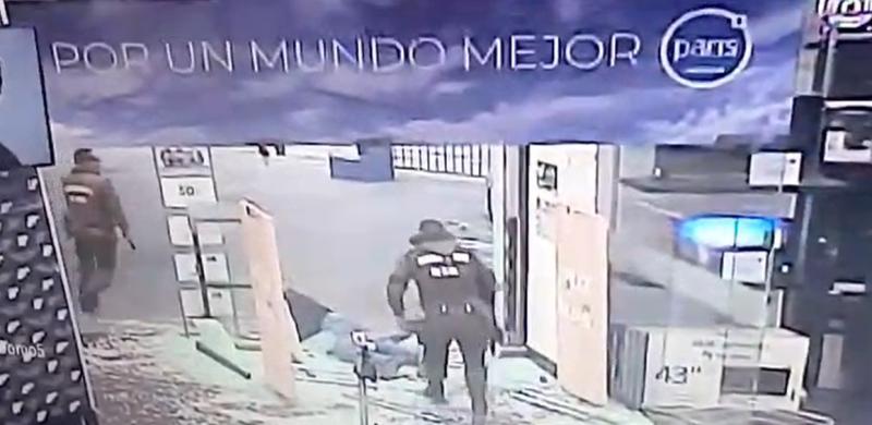 Cámaras captan violento asalto a tienda en Valparaíso