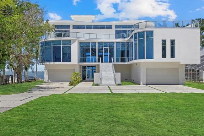 Exp Realty - La lujosa mansión de 'Chino' Ríos y Paula Pavic