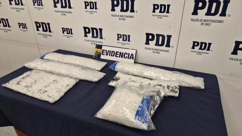 PDI - La historia el adulto mayor inglés que terminó en la cárcel de Chile por llevar "encargo": era metanfetamina