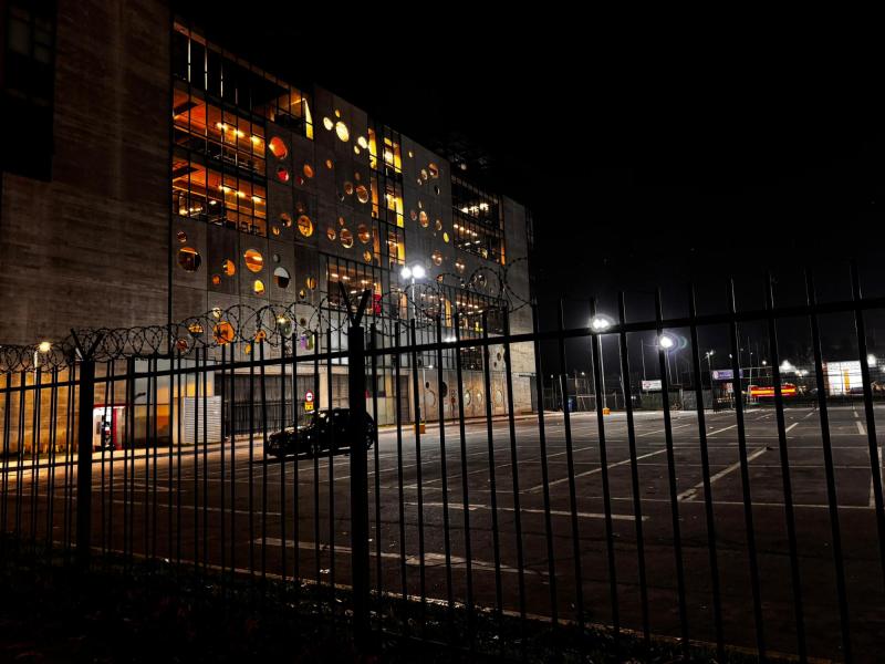 T13 - Apuñalan a joven en estacionamiento de centro comercial en Huechuraba