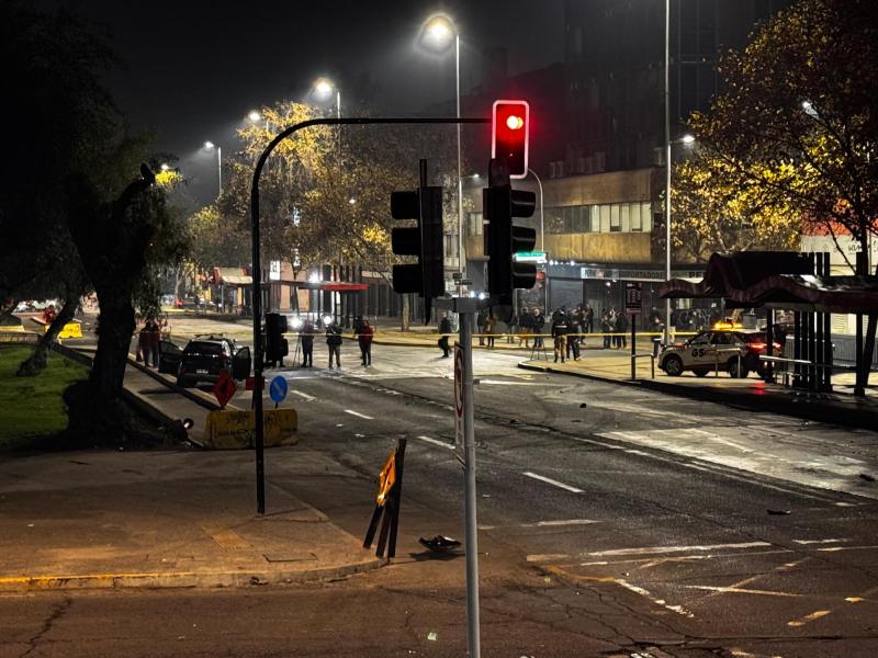 T13 - Dos personas fallecidas y dos detenidos tras persecución policial en Santiago