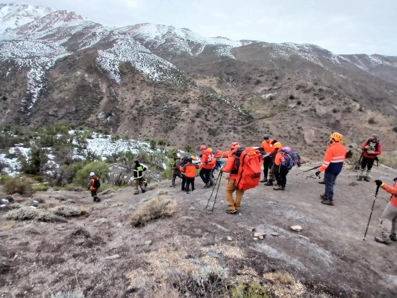 Hombre murió mientras realizaba trekking en cerro de Lo Barnechea: Sufrió paro cardiorrespiratorio