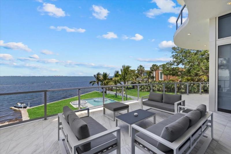 Exp Realty - La lujosa mansión de 'Chino' Ríos y Paula Pavic