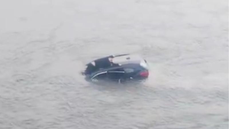 Así fue el rescate del conductor que cayó al río Biobío - T13