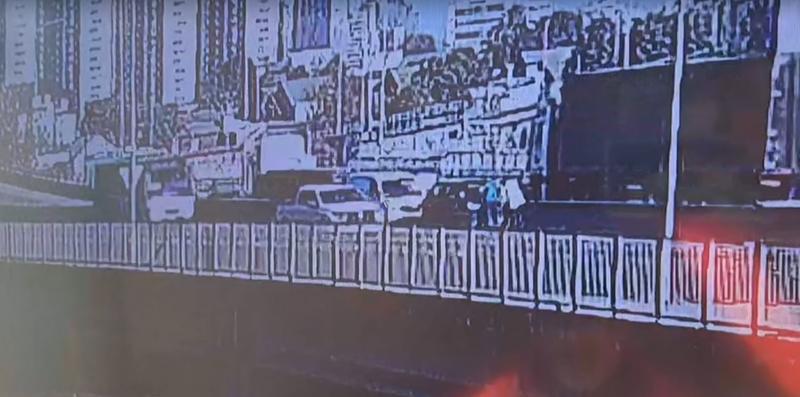 T13 -Grave accidente en Concepción: Un muerto luego que bus se estrellara contra dos autos detenidos en ruta